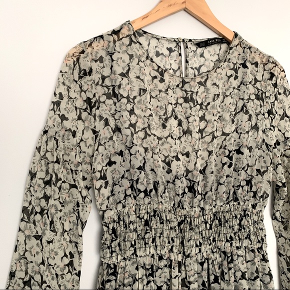 Flowy Floral Sun Dress Flare Empire Waist Bell Sleeves in Light Grey, Black (M) - Picture 3 of 5